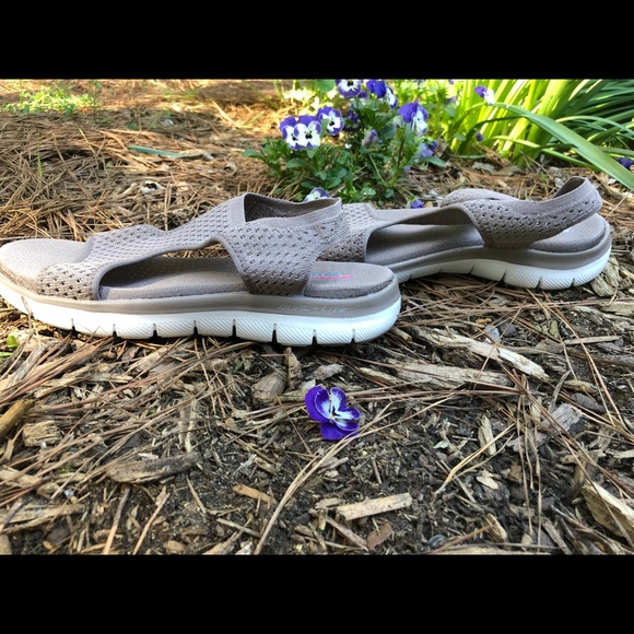 Like new Sketchers taupe memory foam gel-infused taupe slide sandals 10M - Picture 5 of 7